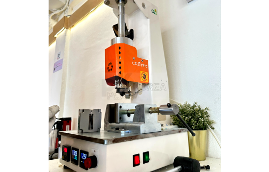 초소형 공압식 반자동 사출 성형기